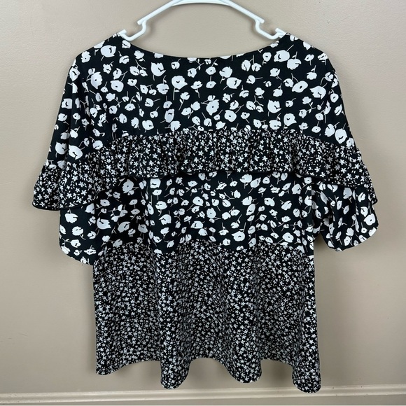 Weekend by Suzanne Betro Black & White Floral Notched Blouse - Picture 2 of 7